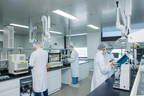 该公司专注于指甲油、唇彩类包装生产