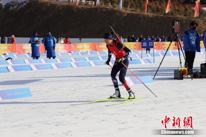 河北选手褚源蒙在十四冬女子10公里追逐赛再夺金