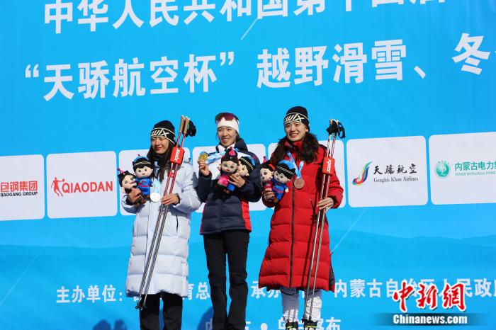 河北选手褚源蒙在十四冬女子10公里追逐赛再夺金