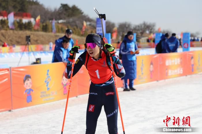 河北选手褚源蒙在十四冬女子10公里追逐赛再夺金