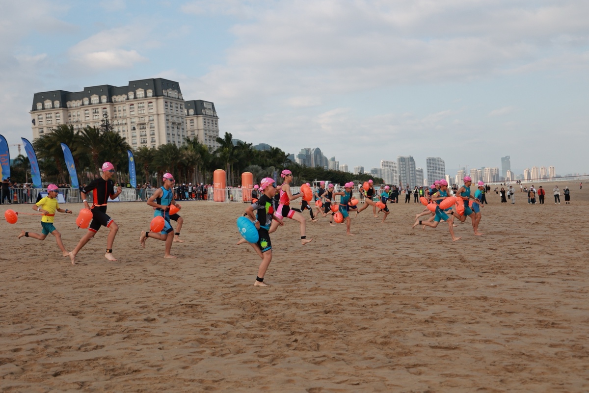 厦门小铁人三项赛吸引百名青少年参赛，赛事助