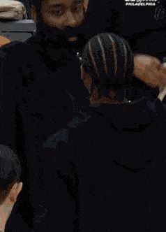 恩比德赛后主动与哈登寒暄 旧怨难掩兄弟情