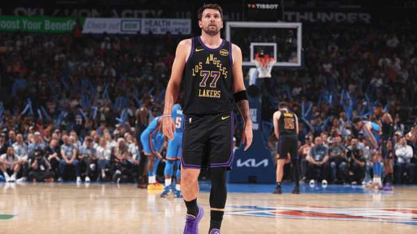 东契奇伤退湖人季后赛前景堪忧 里夫斯能否扛起