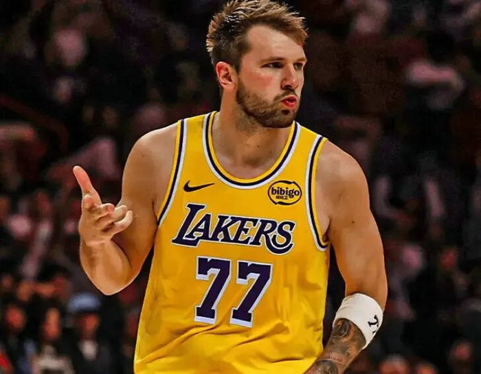 东契奇抵达洛杉矶备战湖